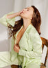 Pijama bohemio Corinne de satén en verde y beige.